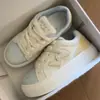 Mocassins femininos de plataforma com poá de nicho, nova coleção outono 2026, tênis casuais color block versáteis, cabedal em couro, sapatos brancos