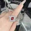 Anillo Versa para mujer rica flor de margarita paloma sangre de toro apertura ajustable chapado en oro microincrustado color sangre de toro tesoro completo diamante Circón