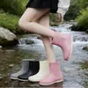 Botas de Chuva de Moda Atacado Transfronteiriço para Mulheres, Sapatos de Água Antiderrapantes de Cano Médio, Botas de Água, Botas de Chuva Curtas, Sapatos para Lavagem de Carros e Cozinha, Sapatos de Borracha, Comércio Exterior