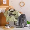 Conjunto de Roupa de Verão para Meninos, Novo Estilo com Estampa de Letras Degradê, Conjunto de Duas Peças de Manga Curta, Roupas de Verão Tendência para Bebês no Atacado