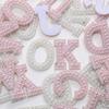 Exquisitas pegatinas de tela con letras en inglés, con fondo blanco perlado y perforaciones en caliente, pegatinas decorativas para bricolaje, pegatinas con perforaciones en caliente, accesorios de ropa al por mayor