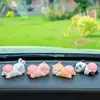 Enfeites de carro online vermelho desenho animado fofo Q brincadeira boneca de bumbum painel central do carro brinquedo de descompressão decorações de animais