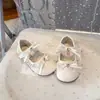 Zapatos Pequeños de Cuero para Niñas con Encaje Dulce de Lazo, Diseño Hueco, Suela Suave, Zapatos de Princesa, Nuevos Zapatos Individuales Tejidos estilo Chanel para Niños