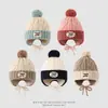 Chapéu infantil com proteção auricular em blocos de cor estilo coreano, chapéu quente de outono e inverno com pompom, chapéu de enfiar unissex