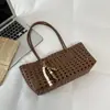 Bolso de cesta tejido transfronterizo elegante con diseño hueco, alto valor estético, bolso de hombro tipo tote, único y moderno, bolso de axila de gran capacidad