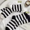 Calcetines de terciopelo de visón a rayas para invierno, esponjosos y gruesos, adecuados para dormir y deportes al aire libre.