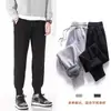 Calça esportiva de liquidação calça casual nova de inverno com forro de fleece espessado calça masculina moda jovem popular cor sólida com amarração no tornozelo
