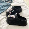Tamancos Essenciais para Estudantes: Sapatos Femininos de Eva com Solado Grosso Confortáveis para o Verão ao Ar Livre, Aumentadores de Altura, Emagrecedores, Modernos, Chinelos de Bico Fechado para o Trabalho/Deslocamento