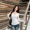 Camiseta de manga larga para mujer, con forro polar, engrosada, corte ajustado, cuello en V, estilo invierno, adecuada para chicas atractivas, top versátil