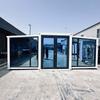 Casa Contenedor Plegable Expandible de Doble Ala Negra y Gris, Casa Móvil Desmontable Tipo Ala, Casa Modular