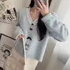 Cardigan Tricotado Novo Estilo Doce e Suave Outono/Inverno com Renda Costurada Suéter Simples Emagrecedor com Botão de Laço Jaqueta Feminina