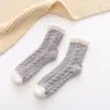 Calcetines de coralina para mujer para otoño e invierno, engrosados y afelpados, calcetines de toalla para el hogar, calcetines largos para dormir, calcetines cálidos de longitud media para maternidad