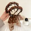 Faixa de Cabelo Retrô Delicada com Bolinhas na Cor Café e Dentes, Faixa de Tecido Plissado Antiderrapante Que Faz o Rosto Parecer Menor, Venda por Atacado em Estoque