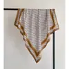 Estilo Nuevo Primavera 2026 Bufanda Cuadrada de Sarja 90 con Estampado Completo de Letras, Estilo de Lujo Ligero, Chal Versátil con Protección Solar para Viajes de Negocios de Mujeres