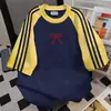 Camiseta de Manga Corta con Estampado Divertido de Lazo y Parches de Tres Rayas para Mujer, Estilo Casual Perezoso de Verano, Top Versátil para Pareja