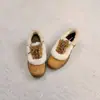 Sapatos Peludos Versáteis da Moda Estilo Coreano para Mulheres Inverno 2026 Novos Sapatos de Algodão com Forro de Lã Quente, Cadarço, Blocos de Cor, Sola Grossa