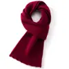 Sencillo y versátil, este bufanda tejida 100% cachemira pura está diseñado tanto para hombres como para mujeres.. Es un accesorio cálido, elegante y fácil de combinar para mantenerte abrigado en el clima frío.