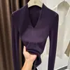 Camiseta base de punto extremadamente elegante de manga larga para mujer, nuevo modelo otoño e invierno 2026, suéter de cuello en V en color marrón Maillard