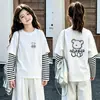 Camiseta de manga larga de algodón puro para niñas, un top de dibujos animados de moda con aspecto de capas, nuevo estilo primavera/otoño, versión coreana, camiseta interior para niños