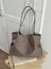 Bolsa tote de grande capacidade para mulheres, adequada para o trajeto diário, estilo coreano, com uma estética retrô e elegante, uma bolsa de ombro que pode ser carregada sob o braço, exalando um senso de luxo