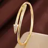 Fornecimento Exclusivo Transfronteiriço para Europa e América: Pulseira com Design de Flecha Incrustada com Zircônia Finamente Trabalhada, Toque de Luxo Leve de Alta Qualidade, Pulseira de Estilo Aberto, Venda Direta da Fábrica