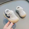 Sapatos macios para caminhada infantil, nova coleção primavera/outono 2026, sapatos funcionais para bebês meninos e meninas, antiderrapantes, casuais e projetados para evitar que os pés escorreguem.