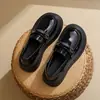 Colección Primavera 2026: Nuevos mocasines versátiles con suelas gruesas para mayor altura, de estilo británico, piel negra y diseño casual