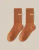 Calcetines versátiles para pareja Zhuji de longitud media ins de moda japoneses para otoño e invierno de hombre de longitud media de color liso hasta la mitad de la pantorrilla