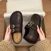 Novos mocassins slip-on com fivelas duplas da moda, design interno que aumenta a altura, coleção outono 2026, sola grossa, estilo com separador de dedos, design feminino