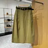 Saia midi floral marrom com botões para mulheres, novo modelo da temporada de outono de 2026, simples e versátil, saia evasê elástica tipo guarda-chuva