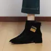 Botines de Punta Aguda de Venta Caliente para Mujer 2026 Nueva Llegada de Invierno Muy Bonitos Hebilla Metálica Tacón Grueso Versátil Temperamento Botas de Moda para Mujer