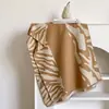 Bufanda de Jacquard Doble Cara Imitación Cachemir con Patrón Único de Cebra Abstracta para Mujer, Estilo con Borlas, Moderna y Genial para Otoño e Invierno