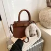 Bolso Cuadrado Pequeño Casual y Elegante de Mano para Mujer 2025 Invierno Nuevo Estilo Ligero Moderno Exquisito Versátil Bolso de Hombro Único Cruzado