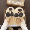 Pantufas de algodão fofas e divertidas com tema de cachorro para mulheres, nova coleção outono/inverno 2026, com bolinhas, um laço e um forro macio e quente para usar em casa