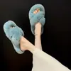 2026 Novas Pantufas Femininas Estilo Coreano Pantufas de Pelo Cruzado Femininas Moda ao Ar Livre Pantufas de Tira Única com Fundo Plano Calçados Femininos Atacado