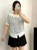 Camiseta feminina plus size ombro a ombro de manga curta, camisa listrada, estilo verão 2026, top de malha versátil que afina para mulheres plus size