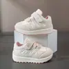 2026 Sapatos Infantis Primavera Novo Estilo Meninas Solado Macio Sapatinhos de Bebê Meninas Fashion Couro Antiderrapante Confortável Sapatos de Jardim de Infância
