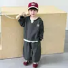 Conjunto de Roupas de Outono para Meninos 2026 Novo Estilo Legal Estilo de Rua Bebê Primavera e Outono Moletom Listrado Falso Duas Peças Solto Roupa Esportiva