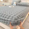 Falda de cama de felpa de conejo engrosada para invierno, juego de tres piezas de terciopelo de leche, protector de colchón para el hogar con cubierta de cama de forro polar, comercio exterior