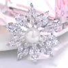 Moda elegante ropa creativa broche de circonita de copo de nieve pin de solapa de traje de alta gama para mujer todo-partido corsage venta al por mayor de fábrica