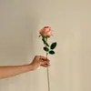 Flores Artificiales Rosas y Rosadas Juveniles, Decoración de Sala de Estar de Alta Gama, Ramo de Mano, Adorno de Lujo Ligero, Artículo de Decoración para el Hogar