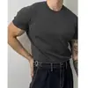 Camiseta de punto fina de manga corta y cuello redondo para hombre, ajuste slim, elástica, moderna, versátil, con un elegante diseño de rayas verticales