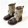 Botas western femininas de estilo retrô, design de nicho e modernas para outono/inverno de 2026, com laço, material em lona, cano curto e estilo de bota de cavaleiro.