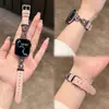 Correa para Apple Watch Hello Kitty con Tachuelas de Diamante y Piel con Grano de Lichi
