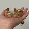Pulseira Trançada Dourada Vintage Vazada para Mulheres, Luxo Leve Personalidade Retrô Estilo Old Money Pulseira de Banda Larga