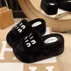 Casa Outono/Inverno 2026 Pantufas de Algodão Macias e de Solado Grosso na Moda, Pantufas de Pelo Femininas para Exterior, Novo Estilo Versátil de Celebridade da Internet