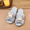 Sandalias de slip-on para mujer para otoño e invierno, 2026, con parte superior de tela, suela plana, diseño de conejito, forro de algodón, estilo de dibujos animados, diseño nuevo, antideslizantes y lindas