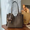 Bolsa Tote Casual de Grande Capacidade para Mulheres, Moda Transfronteiriça, Nova Coleção Inverno 2025, Elegante, de Alto Valor, para o Dia a Dia, de Ombro