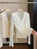 Top de crochê com renda em V estiloso para mulheres, nova coleção de início de outono, sexy e chique, camada interna modeladora, blusa básica