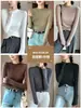 Camiseta básica simples com gola alta parcial para mulheres, disponível em várias cores, com alta elasticidade, amiga da pele, corte justo, mangas compridas, estilo básico, adequada para o trabalho ou uso diário.